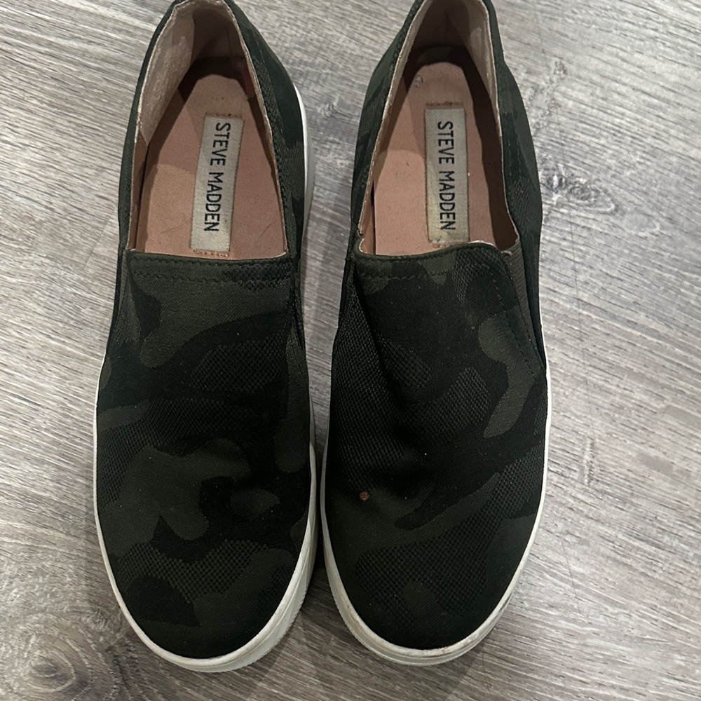 Steve Madden Slip-On sneakers in Dark Green Camo